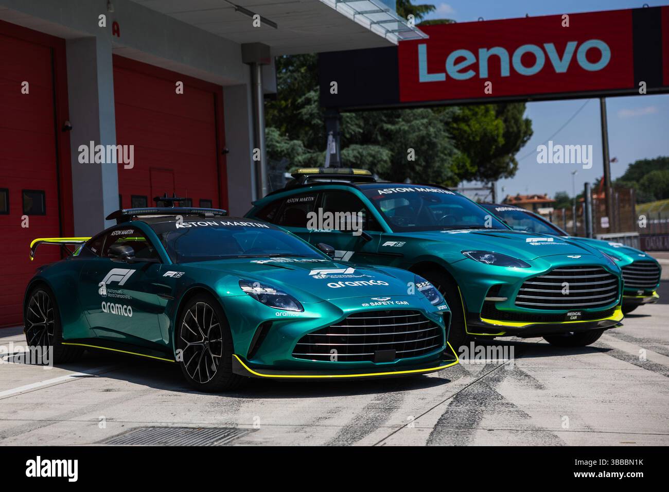 Autodromo Enzo e Dino Ferrari, Imola, Italien.15.Mai.2025; Aston Martin Sicherheitsfahrzeuge in der Boxengasse während des Formel 1 Emilia Romagna Grand Prix Credit: Jay Hirano/AFLO/Alamy Live News Stockfoto