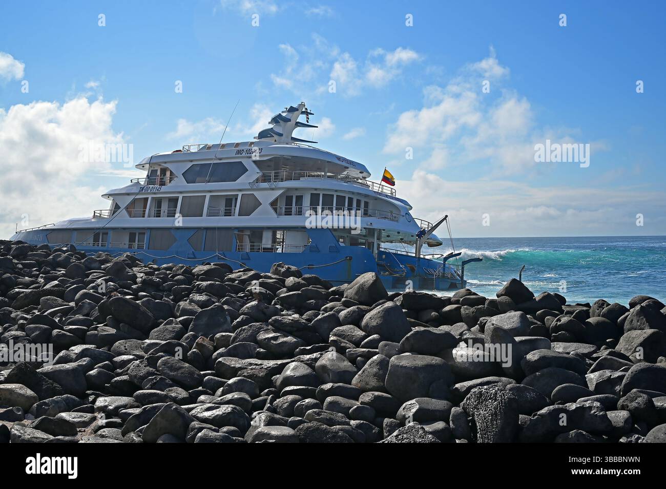 Die Galapagos-Inseln Ecuadors bieten unvergessliche Erlebnisse entlang der Lavasteinküste. Dieses kleine, lokale Kreuzschiff lief an Land. Stockfoto