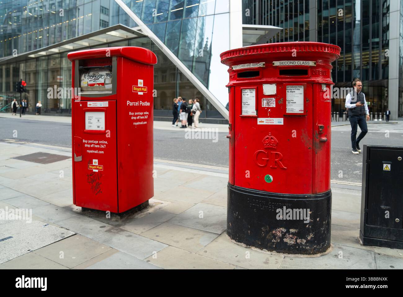 London, England, 11. Juli 2023, Classic und Modern Red Royal Mail Postboxen stehen nebeneinander und spiegeln die City Blend of Tradition and Innovation wider. Stockfoto