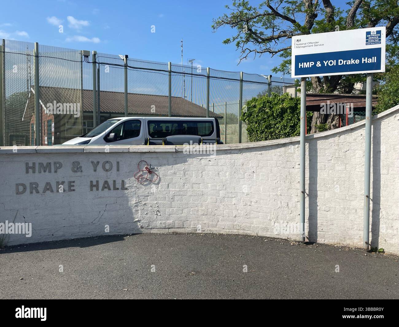 Eine Ansicht der HMP Drake Hall in Eccleshall in Staffordshire, wo Lucy Connolly aussagte, als sie die Strafe von 31 Monaten Haft anfechte, die sie im Oktober letzten Jahres nach den Angriffen in Southport verhängt hatte. Die Ehefrau des ehemaligen konservativen Countys Ray Connolly sagte dem Berufungsgericht, dass sie „nie“ beabsichtige, Gewalt anzustacheln, nachdem sie einen Beitrag auf X gemacht hatte: „Massendeportation Now, setzen Sie alle f***** in Brand Hotels voller B******* Bei allem, was mir wichtig ist... Wenn mich das rassistisch macht, dann soll es sein." Bilddatum: Donnerstag, 15. Mai 2025. Stockfoto