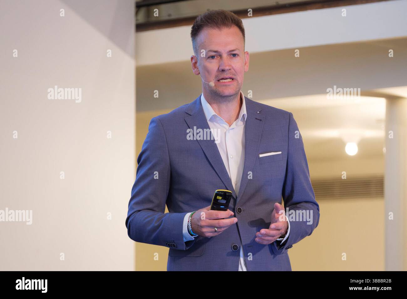 Dr. Florian Fuhrmann ist seit dem 01.09.2024 Vorsitzender der Geschäftsführung der Gematik. Hier während seines Vortrags zur elektronischen Patientenakte beim Gesundheitskongress des Westens im Kölner Gürzenich. Die gematik Gesellschaft für Telematikanwendungen der Gesundheitskarte mbH ist ein Unternehmen, das vom Bundesministerium für Gesundheit und den Spitzenorganisationen des deutschen Gesundheitswesens gegründet wurde. Ihre Aufgabe ist die Entwicklung und Umsetzung der elektronischen Gesundheitskarte eGK und der Telematikinfrastruktur TI. Die TI ist die zentrale Plattform für digitale Anw Stockfoto