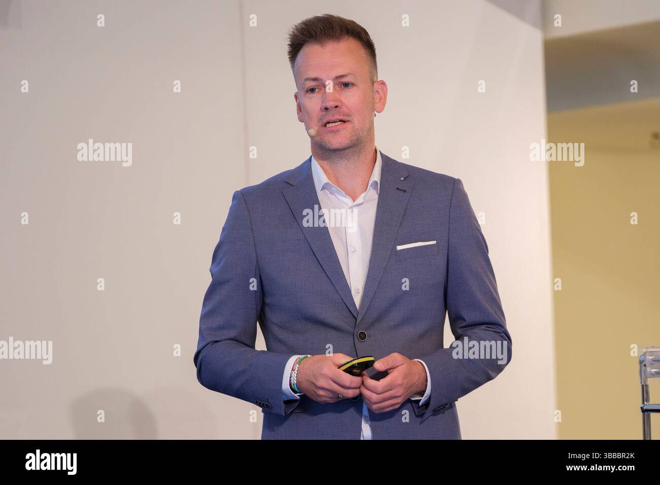 Dr. Florian Fuhrmann ist seit dem 01.09.2024 Vorsitzender der Geschäftsführung der Gematik. Hier während seines Vortrags zur elektronischen Patientenakte beim Gesundheitskongress des Westens im Kölner Gürzenich. Die gematik Gesellschaft für Telematikanwendungen der Gesundheitskarte mbH ist ein Unternehmen, das vom Bundesministerium für Gesundheit und den Spitzenorganisationen des deutschen Gesundheitswesens gegründet wurde. Ihre Aufgabe ist die Entwicklung und Umsetzung der elektronischen Gesundheitskarte eGK und der Telematikinfrastruktur TI. Die TI ist die zentrale Plattform für digitale Anw Stockfoto