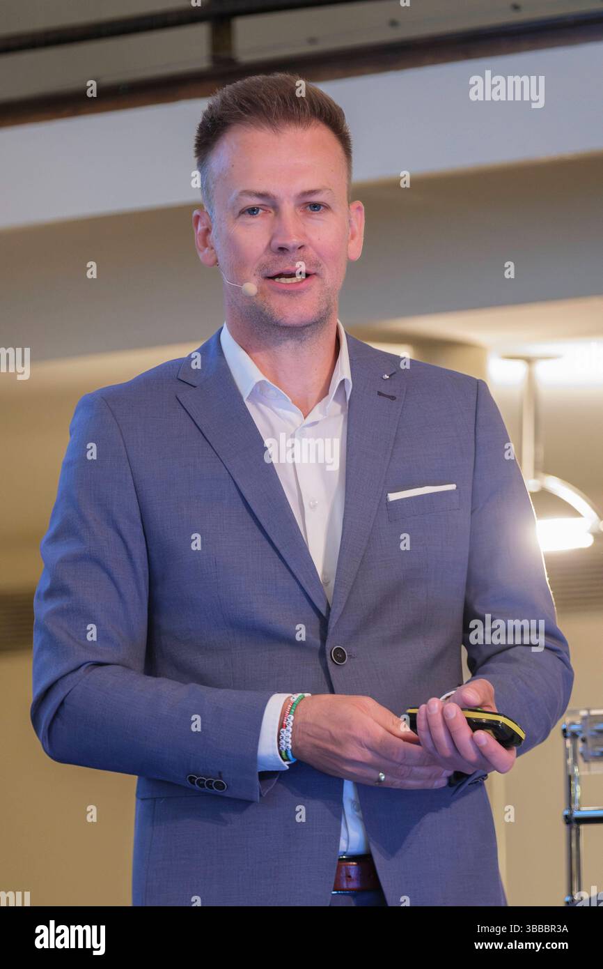 Dr. Florian Fuhrmann ist seit dem 01.09.2024 Vorsitzender der Geschäftsführung der Gematik. Hier während seines Vortrags zur elektronischen Patientenakte beim Gesundheitskongress des Westens im Kölner Gürzenich. Die gematik Gesellschaft für Telematikanwendungen der Gesundheitskarte mbH ist ein Unternehmen, das vom Bundesministerium für Gesundheit und den Spitzenorganisationen des deutschen Gesundheitswesens gegründet wurde. Ihre Aufgabe ist die Entwicklung und Umsetzung der elektronischen Gesundheitskarte eGK und der Telematikinfrastruktur TI. Die TI ist die zentrale Plattform für digitale Anw Stockfoto