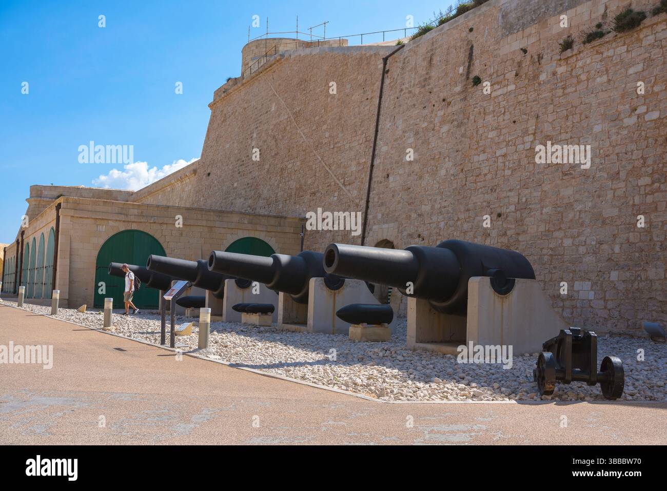 Valletta Fort St Emo, Blick auf vier schwere, gezündete Geschütze aus dem 19. Jahrhundert im National war Museum, Fort St Elmo, Valletta, Malta Stockfoto