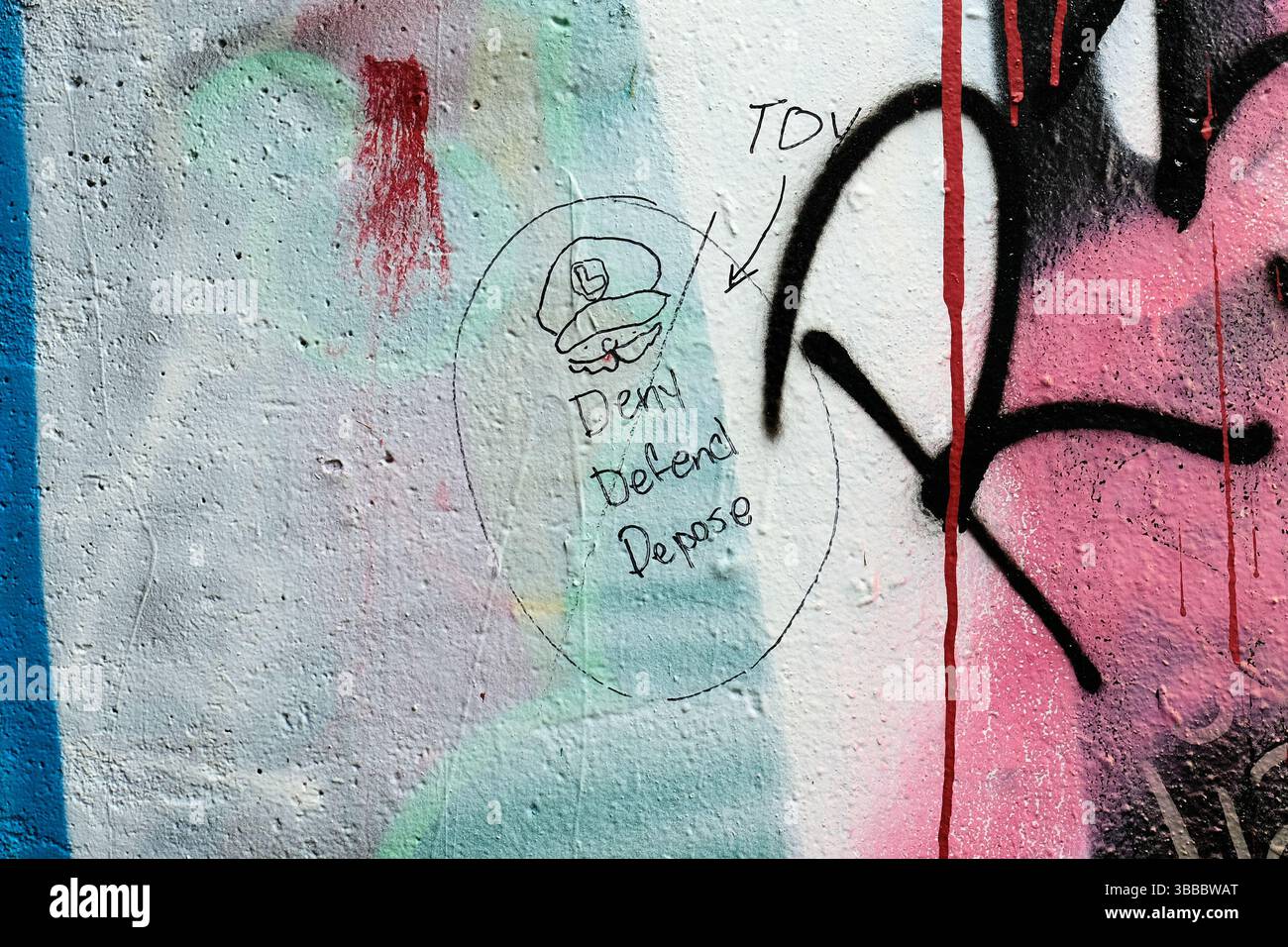 Graffiti-Bild von Super Mario Brothers' Luigi-Charakter und die Worte Deny, Defect, Depose; Erklärung und Referenz zur Unterstützung von Luigi Mangione. Stockfoto