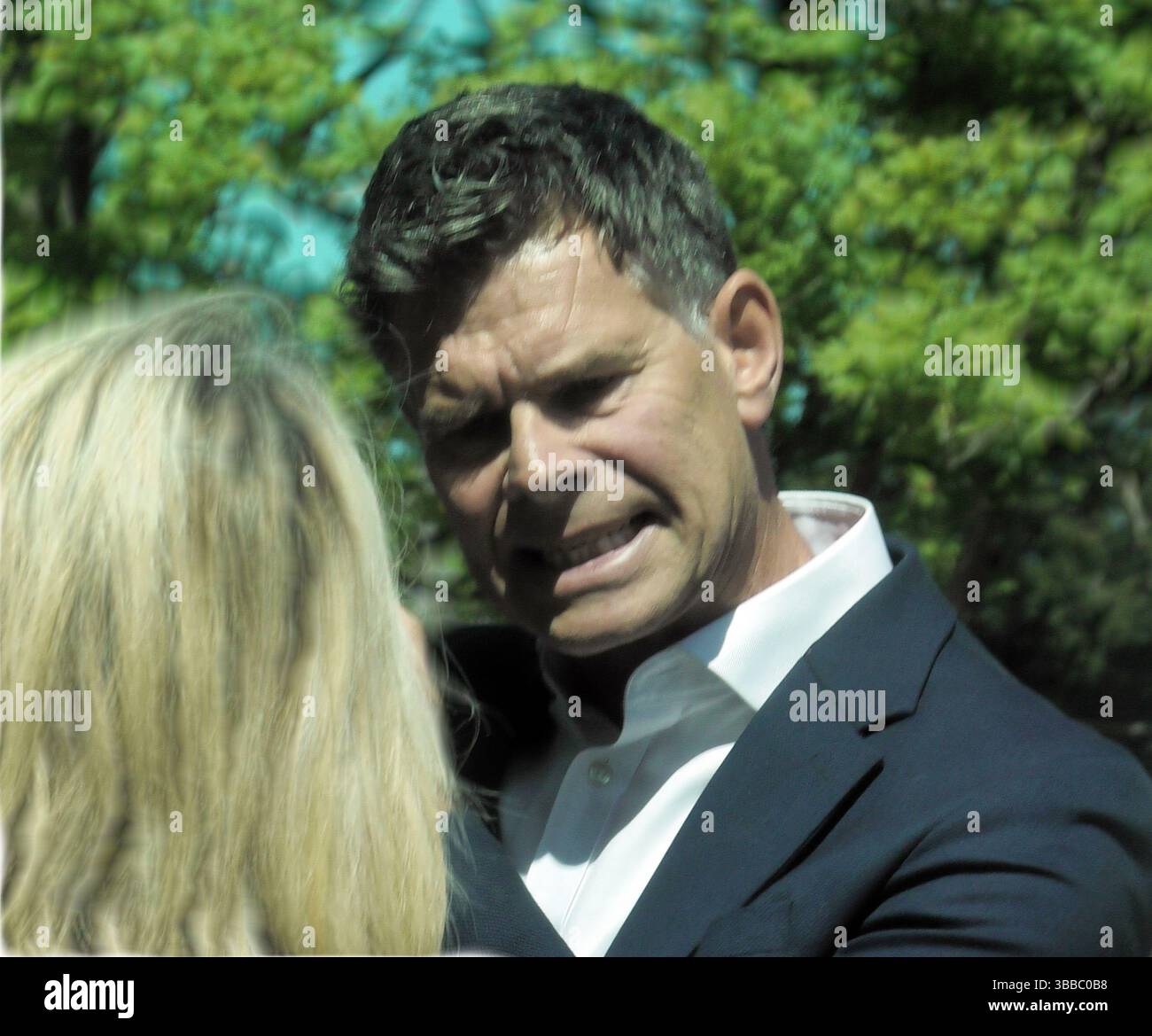 Ein pensionierter Offizier der Polizei Devon und Cornwall hat heute ein unschuldiges Plädoyer wegen Belästigung einer Frau ohne Gewalt am Bodmin Magistrates Court eingereicht. Der Termin für den Prozess vor dem Crown Court in Truro ist der 7. November 2025. Die Kautionsbedingungen wurden bestellt. Die Polizei von Devon und Cornwall verhaftete Harry Tangye am 27. Dezember 2024 unter Anweisung der Polizei von West Yorkshire, nachdem sie eine Belästigung vorwarf. Die Behauptung bezog sich auf Angelegenheiten, die angeblich zwischen dem 25. August 2024 und dem 7. September 2024 stattfanden. Harry Tangye ist der Autor von Feuerwaffen und Fata Stockfoto