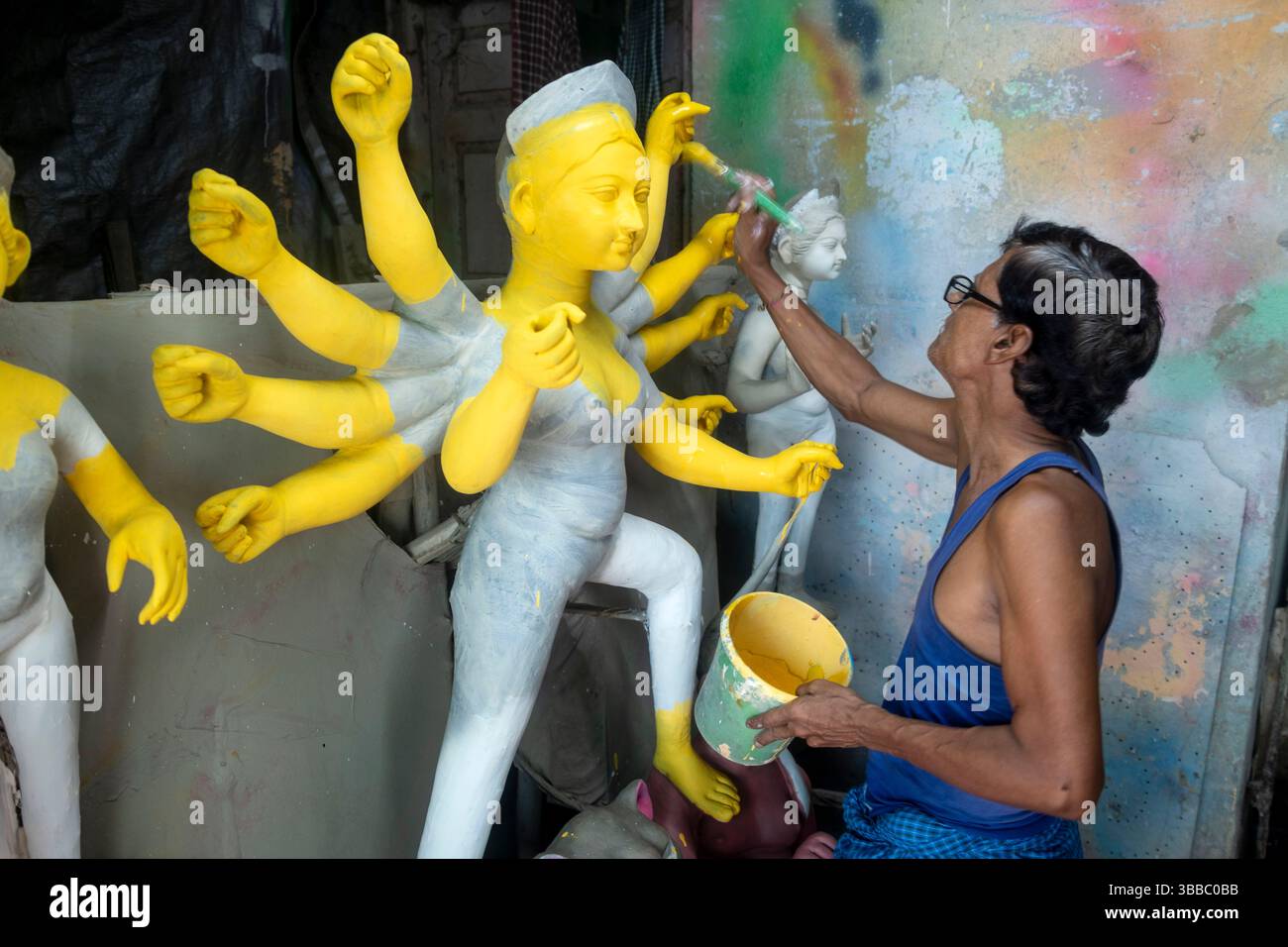 Ein Handwerker vervollständigte die Strohstatue der Göttin Durga im Bezirk Kumartuli während des Durga Puja Festivals in Kalkutta, Kalkutta, Kalkutta, Stockfoto