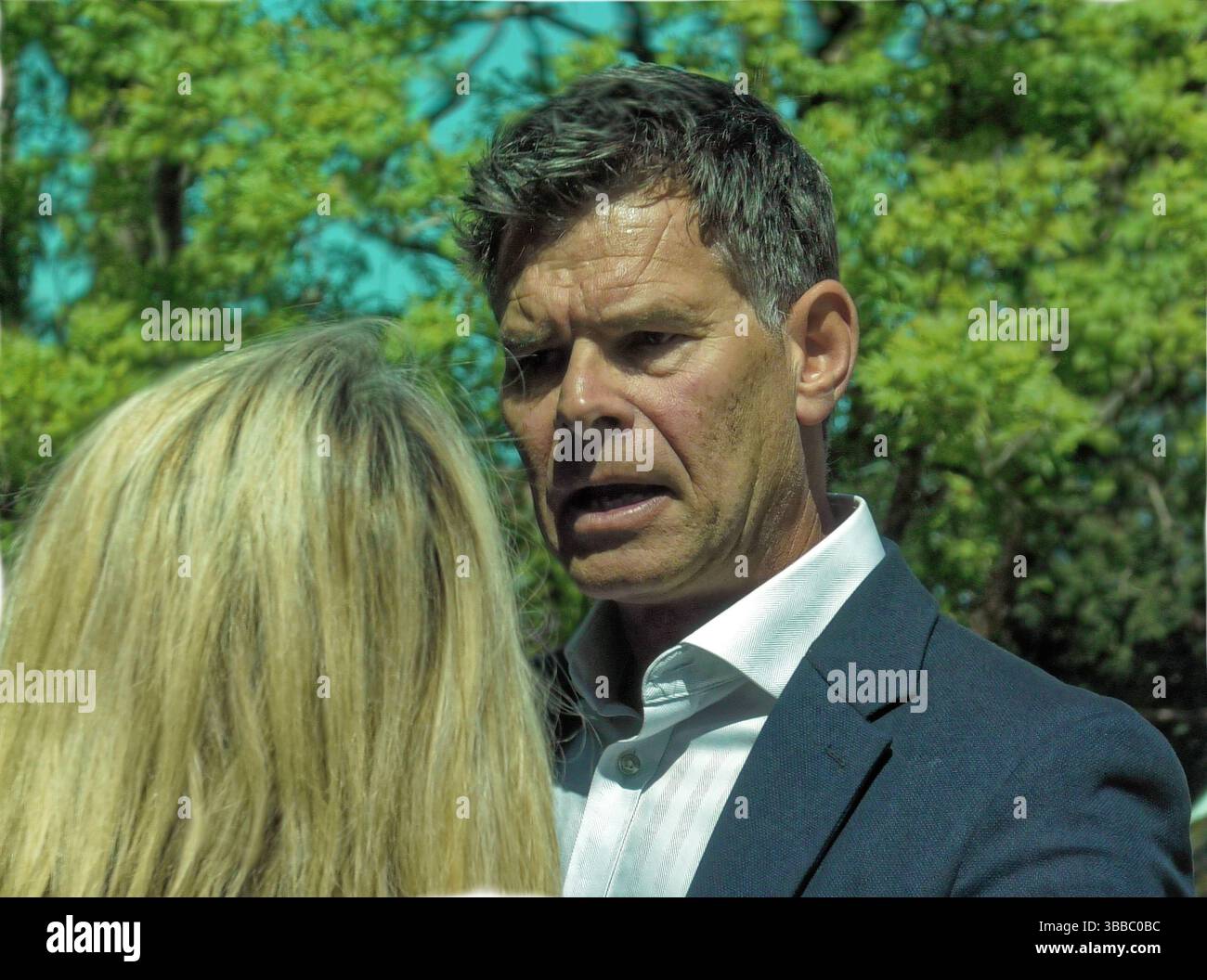 Ein pensionierter Offizier der Polizei Devon und Cornwall hat heute ein unschuldiges Plädoyer wegen Belästigung einer Frau ohne Gewalt am Bodmin Magistrates Court eingereicht. Der Termin für den Prozess vor dem Crown Court in Truro ist der 7. November 2025. Die Kautionsbedingungen wurden bestellt. Die Polizei von Devon und Cornwall verhaftete Harry Tangye am 27. Dezember 2024 unter Anweisung der Polizei von West Yorkshire, nachdem sie eine Belästigung vorwarf. Die Behauptung bezog sich auf Angelegenheiten, die angeblich zwischen dem 25. August 2024 und dem 7. September 2024 stattfanden. Harry Tangye ist der Autor von Feuerwaffen und Fata Stockfoto