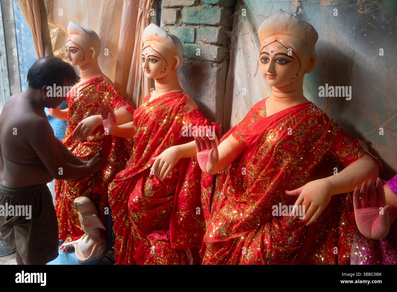 Ein Handwerker vervollständigte die Strohstatue der Göttin Durga im Bezirk Kumartuli während des Durga Puja Festivals in Kalkutta, Kalkutta, Kalkutta, Stockfoto