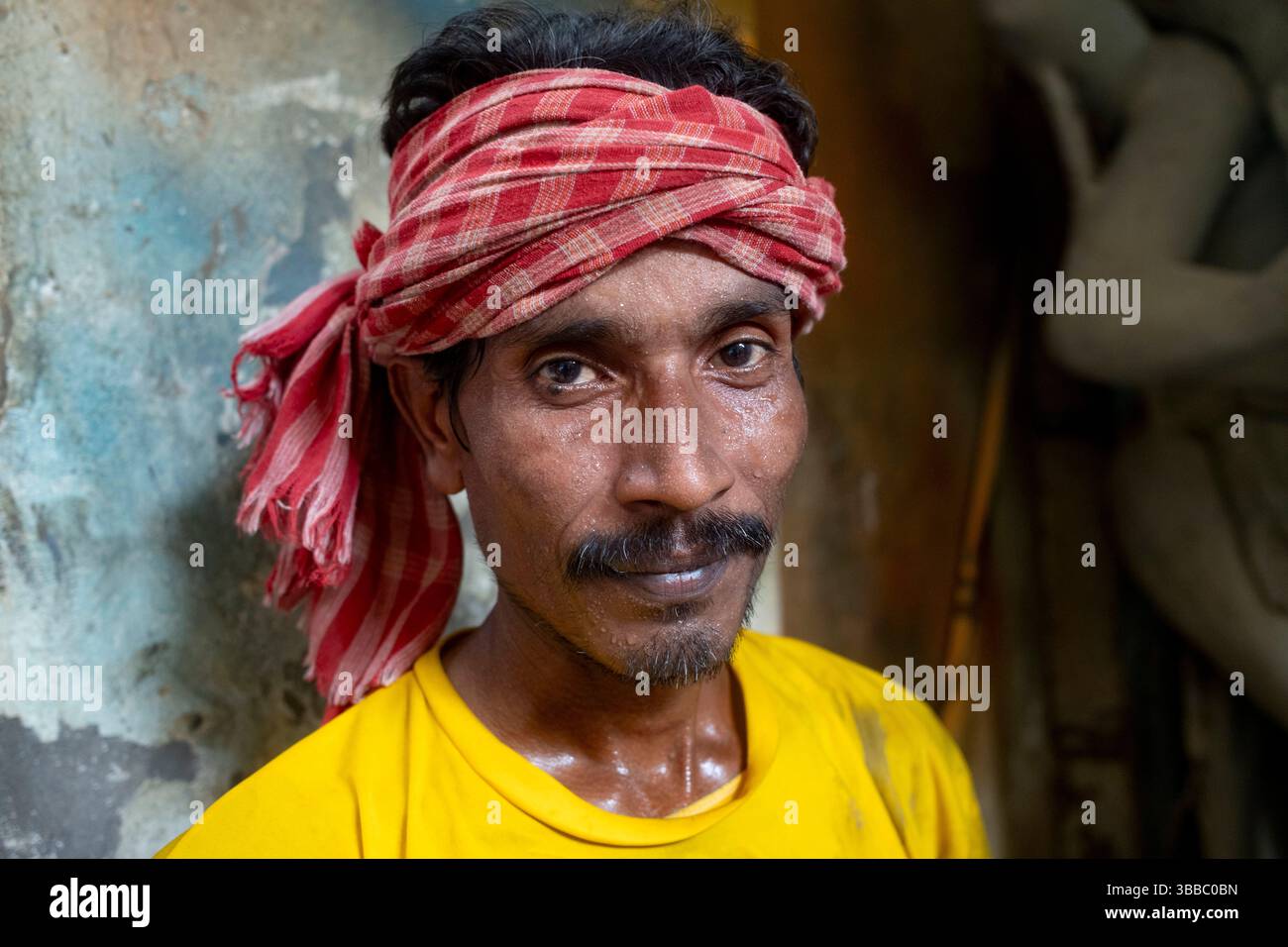 Der Handwerker stellt eine Werkstatt für Strohfiguren und Laienstatuen der Göttin Durga, Bezirk Kumartuli, Kalkutta, Indien, Asien Stockfoto