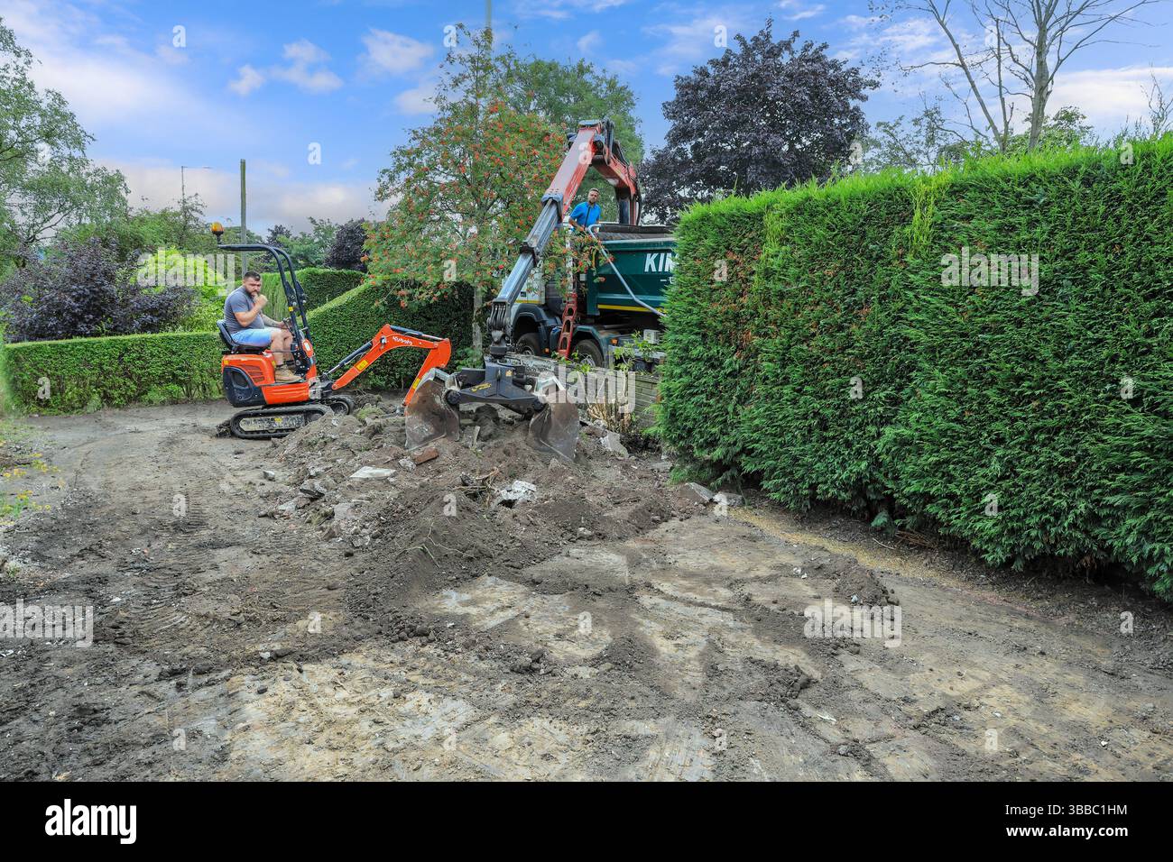 Ein Minibagger Kybota K008-5 in einem Garten, Stoke-on-Trent, Staffordshire, England, Großbritannien Stockfoto