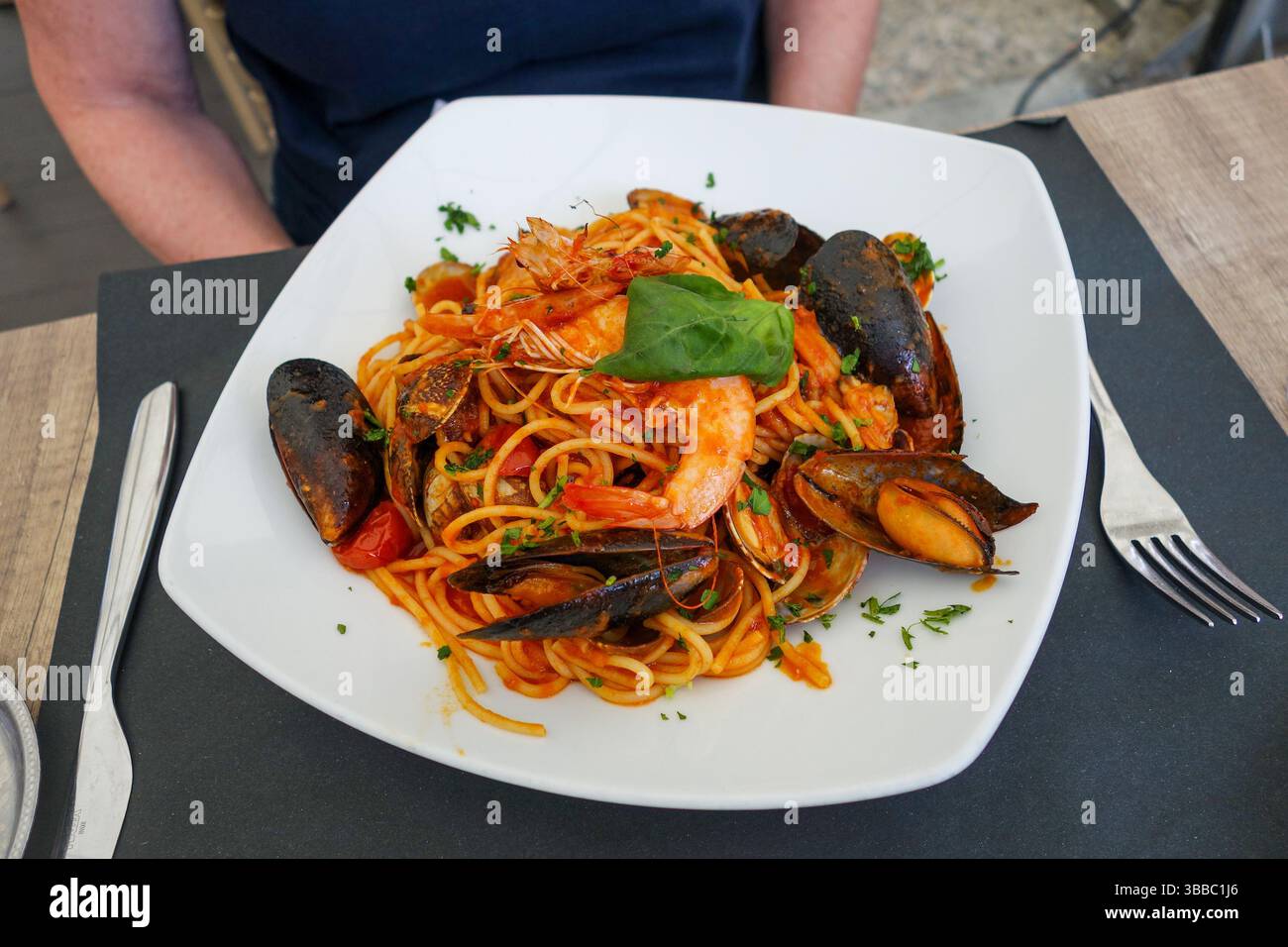 Meeresfrüchte-Spaghetti auf einem Teller, Italien Stockfoto