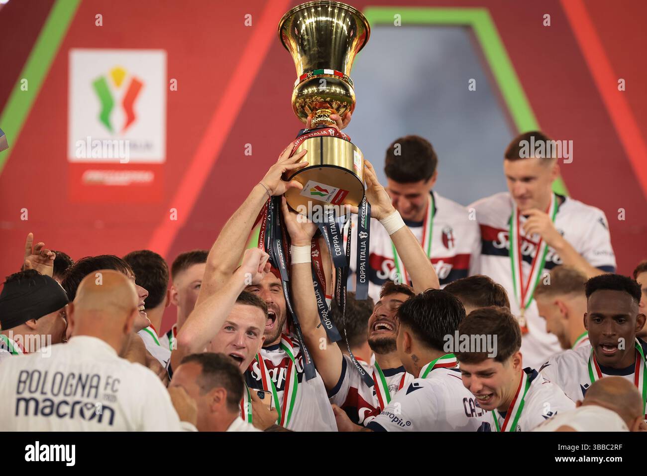 Rom, Italien. Mai 2025. Die Spieler von Bologna FC feiern mit der Trophäe nach dem Finale des AC Mailand gegen Bologna Coppa Italia im Stadio Olimpico, Rom. Der Bildnachweis sollte lauten: Jonathan Moscrop/Sportimage Credit: Sportimage Ltd/Alamy Live News Stockfoto