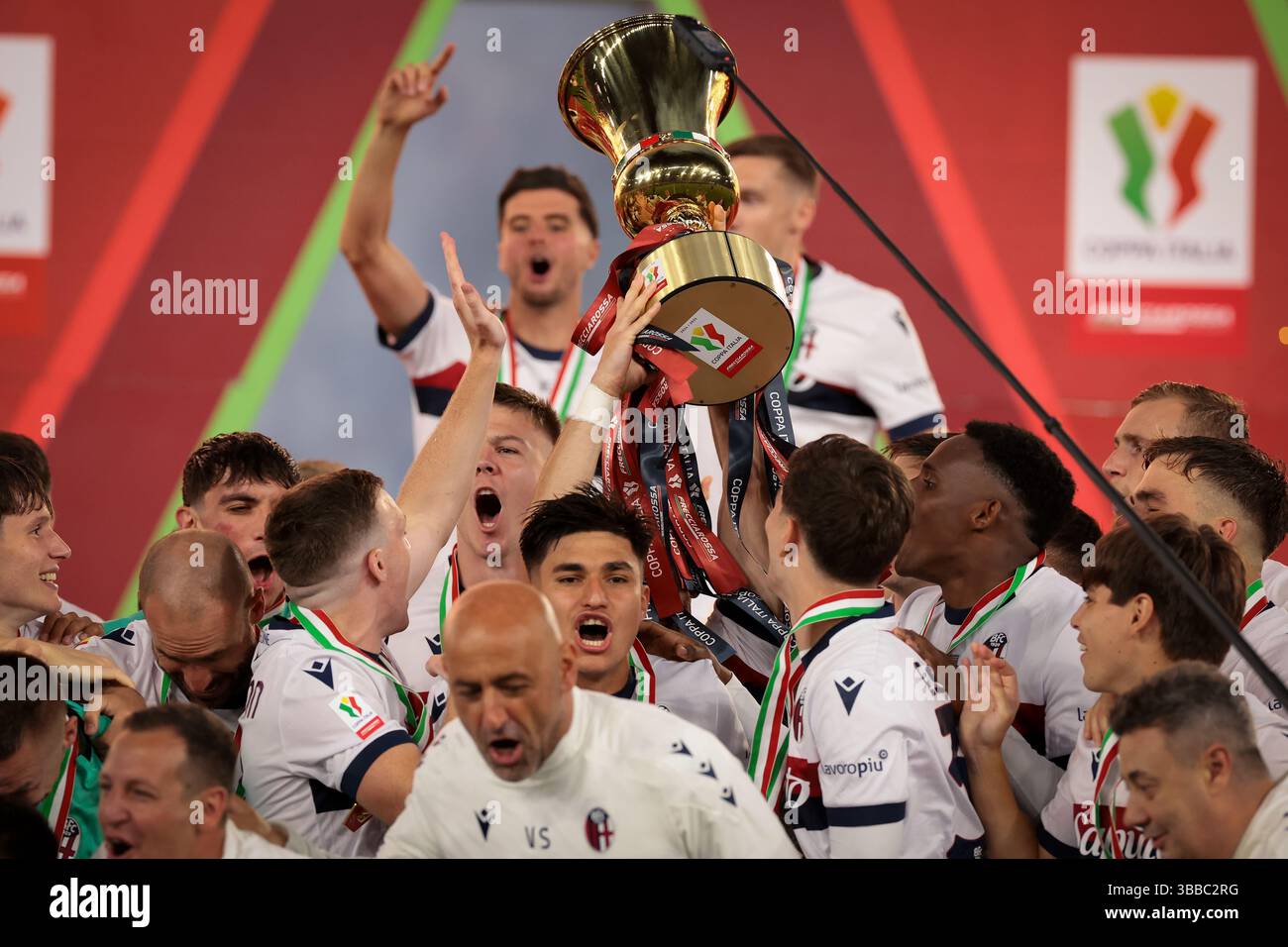Rom, Italien. Mai 2025. Die Spieler von Bologna FC feiern mit der Trophäe nach dem Finale des AC Mailand gegen Bologna Coppa Italia im Stadio Olimpico, Rom. Der Bildnachweis sollte lauten: Jonathan Moscrop/Sportimage Credit: Sportimage Ltd/Alamy Live News Stockfoto