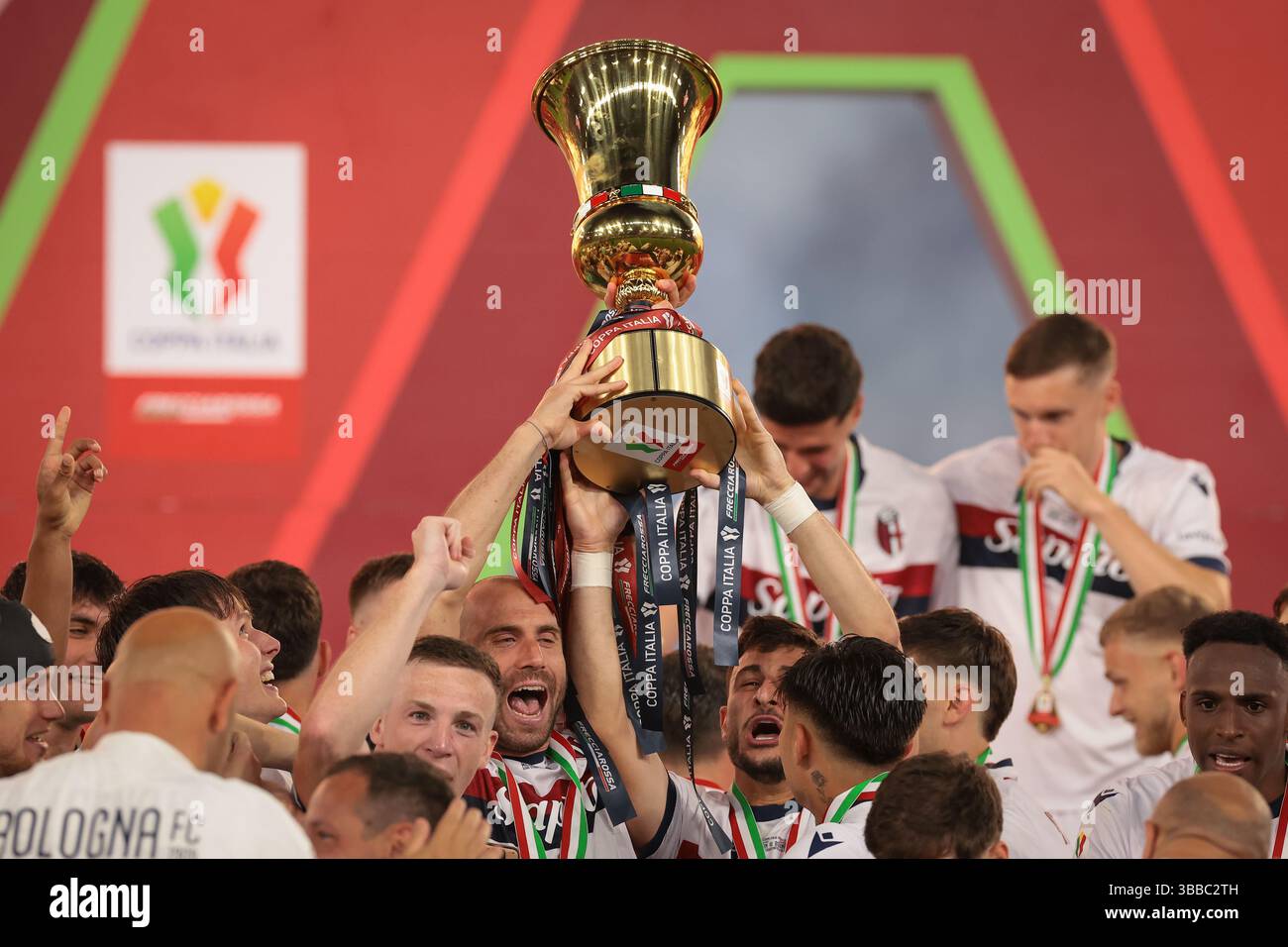 Rom, Italien. Mai 2025. Die Spieler von Bologna FC feiern mit der Trophäe nach dem Finale des AC Mailand gegen Bologna Coppa Italia im Stadio Olimpico, Rom. Der Bildnachweis sollte lauten: Jonathan Moscrop/Sportimage Credit: Sportimage Ltd/Alamy Live News Stockfoto