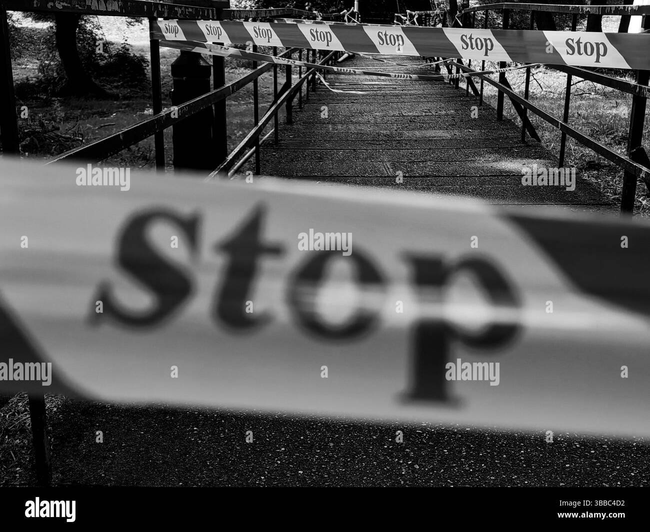 Nicht überqueren – Sicherheitsleine auf der Fußgängerbrücke. Einfarbige Farbtöne. Stockfoto