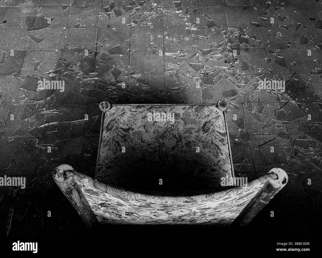 Stiller Zeuge: Der Vergessene Stuhl. Schwarzweißwinkel. Stockfoto