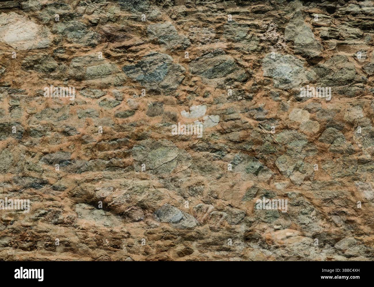 Durch das Glas: Steinmauer in Unschärfe Stockfoto