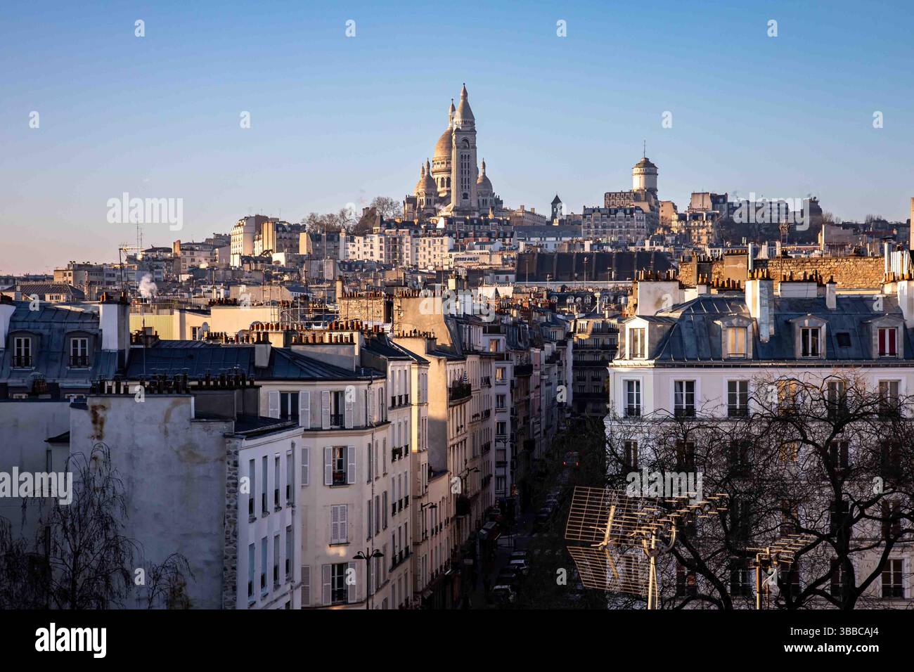 Basilique du Sacré-Cœur und Viertel Montmartre im Morgenlicht in Paris, Frankreich Stockfoto
