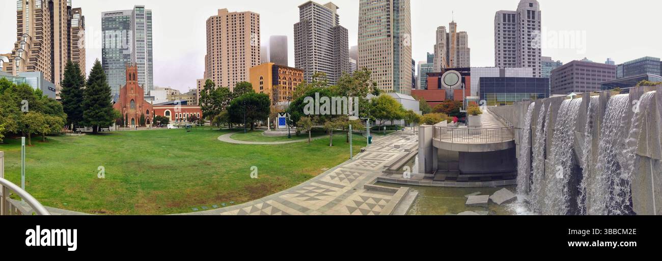 Panoramablick auf einen urbanen Park mit Wasserfall, üppigem Grün und modernen Wolkenkratzern. Ideal zum Hervorheben von Kopfzeilen oder Hintergründen Stockfoto