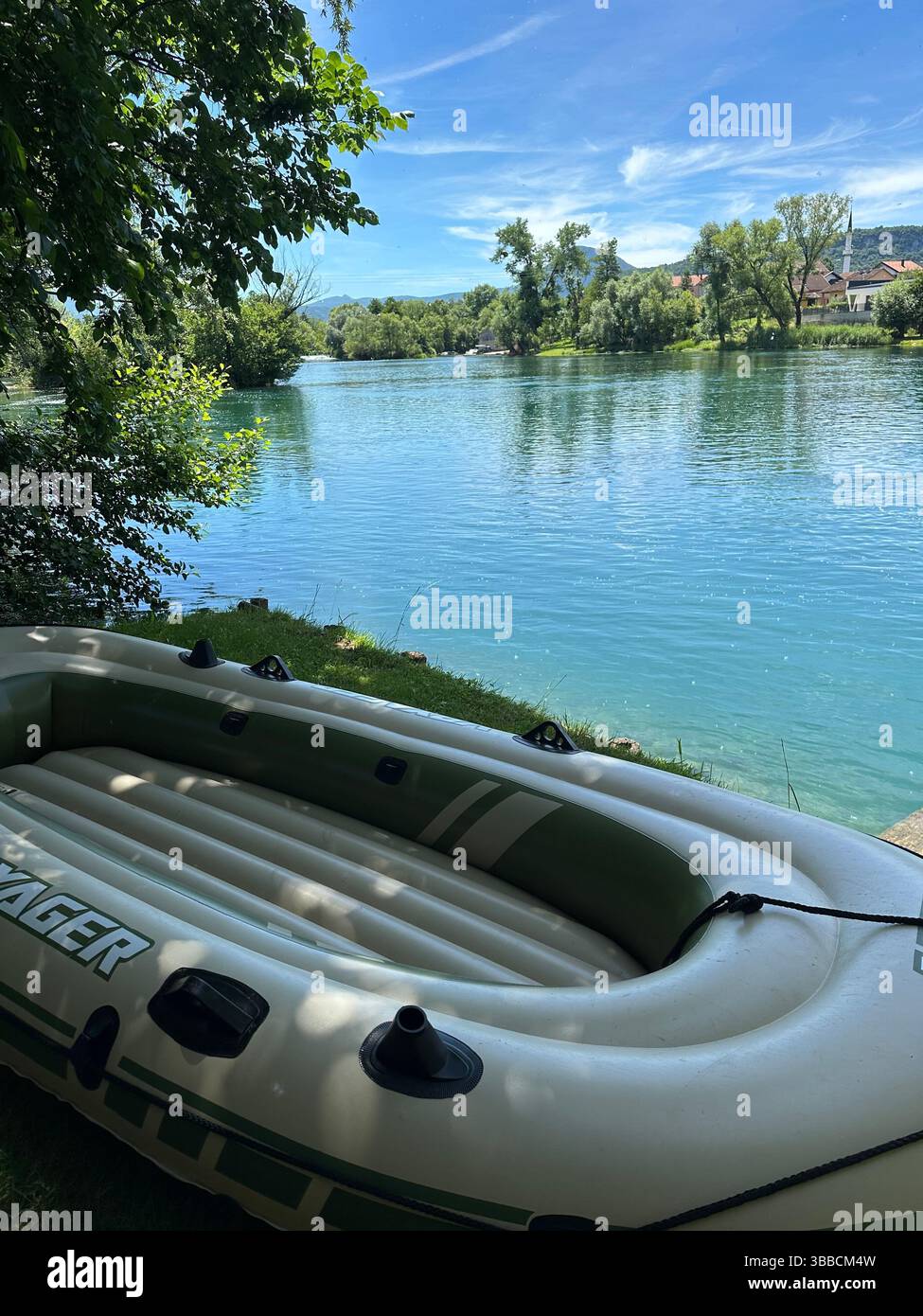 Klarer Fluss mit Bergreflektionen in Bosnien und Herzegowina an einem sonnigen Tag. - Smartphone-aufgenommenes Stockfoto
