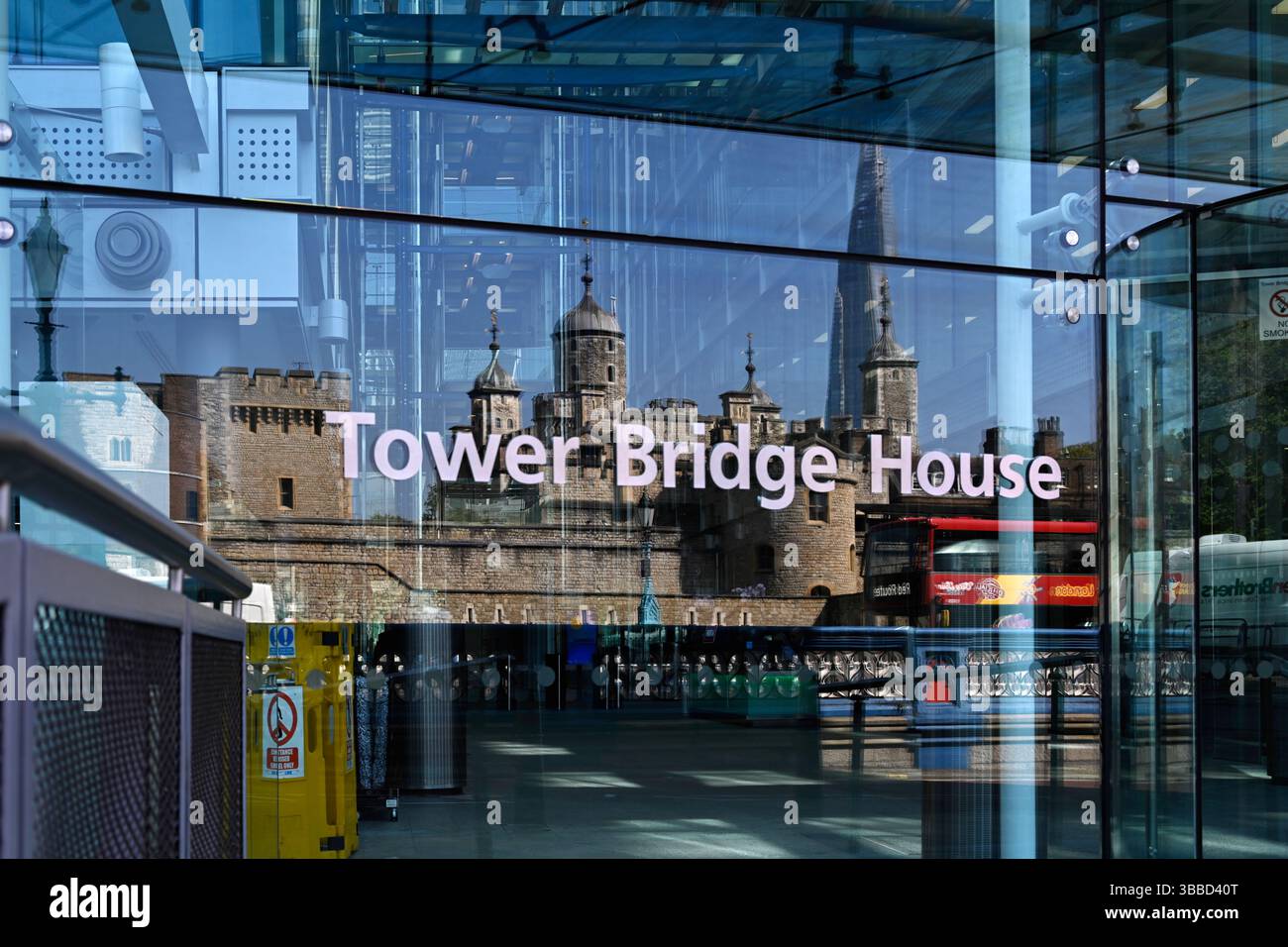 LONDON, Großbritannien - 30. APRIL 2025: Tower Bridge House an der Tower Bridge Road Schild mit Reflexion der Tower Bridge Stockfoto