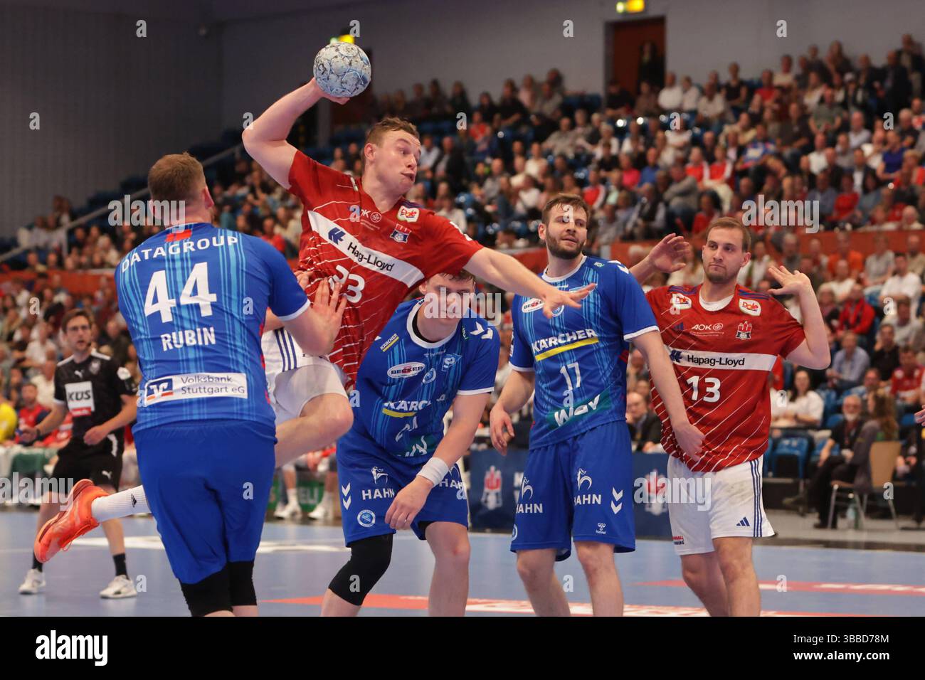 Deutschland, xFSx, Hamburg, 1. Daikin Handball Bundesliga, Herren, Saison 2024/2025, DHB, 29. Spieltag , HSV Handball vs TVB 1898 Stuttgart, in der Sporthalle Hamburg , 15.05.2025 , v.l. Lenny Rubin TVB 1898 Stuttgart ,44 , Moritz Sauter 33, HSV Hamburg Handball wirft den Ball auf Tor, Samuel Roethlisberger TVB 1898 Stuttgart ,17 , Niklas Weller 13, HSV Hamburg Handball *** GER, xFSx, Hamburg,1 Daikin Handball Bundesliga, Herren,Saison 2024 2025,DHB, 29 Spieltag , HSV Handball in Hamburg vs. 2025 Hamburg , Sporthalle Hamburg , 1898 v l Lenny Rubin TVB 1898 Stuttgart ,44 , Moritz Sauter 33, Stockfoto