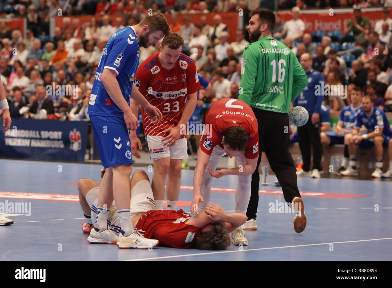 Deutschland, xFSx, Hamburg, 1. Daikin Handball Bundesliga, Herren, Saison 2024/2025, DHB, 29. Spieltag , HSV Handball vs TVB 1898 Stuttgart, in der Sporthalle Hamburg , 15.05.2025 , v.l. Jacob Lassen 9, HSV Hamburg Handball liegt verletzt auf den Boden , Moritz Sauter 33, HSV Hamburg Handball , Leif Tissier 7, HSV Hamburg Handball , Torwart Miljan Vujovic TVB 1898 Stuttgart ,16 *** GER, xFSx, Hamburg,1 Daikin Handball Bundesliga, Herren,Saison 2024 2025,DHB, 29 Spieltag 1898 , HSB , 2025 v l Jacob Lassen 9, HSV Hamburg Handball liegt inju Stockfoto