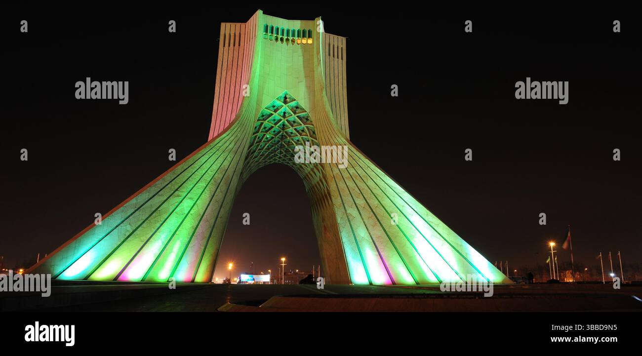 Der Azadi-Turm befindet sich in Teheran, Iran und wurde 1971 erbaut. Sie ist 45 Meter hoch. Es ist das Symbol der Hauptstadt. Stockfoto