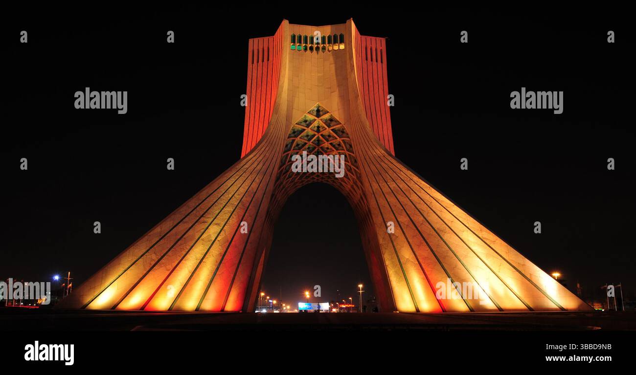 Der Azadi-Turm befindet sich in Teheran, Iran und wurde 1971 erbaut. Sie ist 45 Meter hoch. Es ist das Symbol der Hauptstadt. Stockfoto