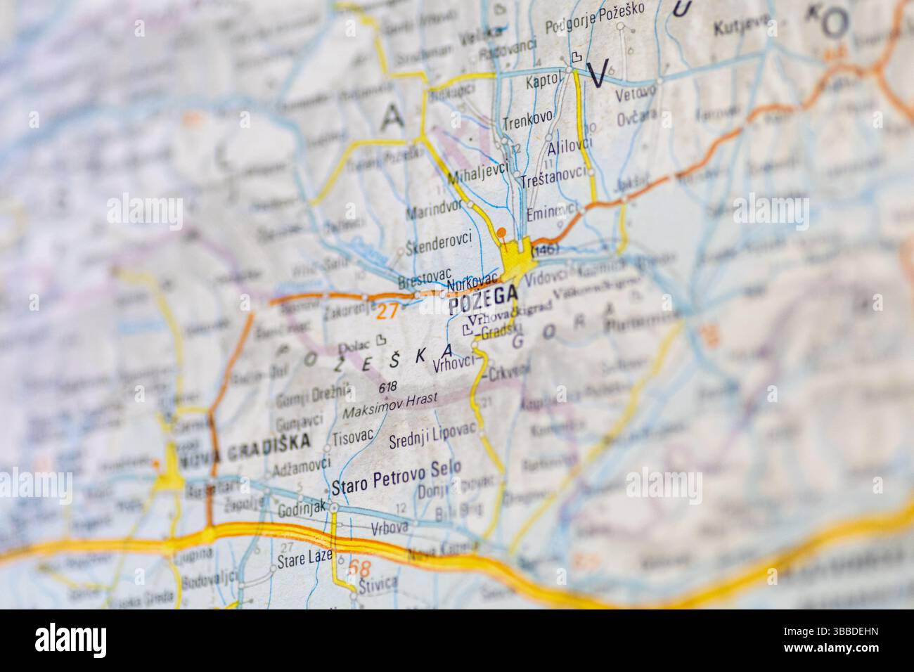 VINKOVCI, KROATIEN, 04.30.2025: Nahaufnahme einer Karte mit Schwerpunkt auf Pozega, mit nahe gelegenen Städten und Routen. Das lebhafte Layout hebt Geogra hervor Stockfoto