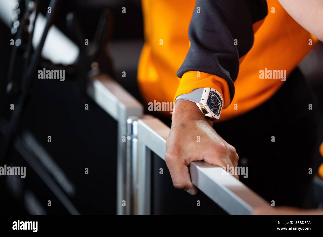 NORRIS Lando (gbr), McLaren F1 Team MCL39, Richard Mille Uhrendetails während der Formel 1 AWS Gran Premio del Made in Italy e Dellâ??Emilia-Romagna 2025, Emilia Romagna Grand Prix 2025, 7. Runde der FIA Formel 1 Weltmeisterschaft 2025 vom 16. Bis 18. Mai 2025 auf dem Autodromo Internazionale Enzo e Dino Ferrari in Imola, Italien Stockfoto