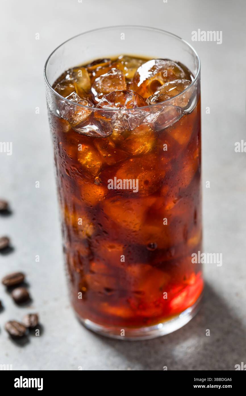 Kalt erfrischender eiskalter Cold Brew-Kaffee im Glas Stockfoto