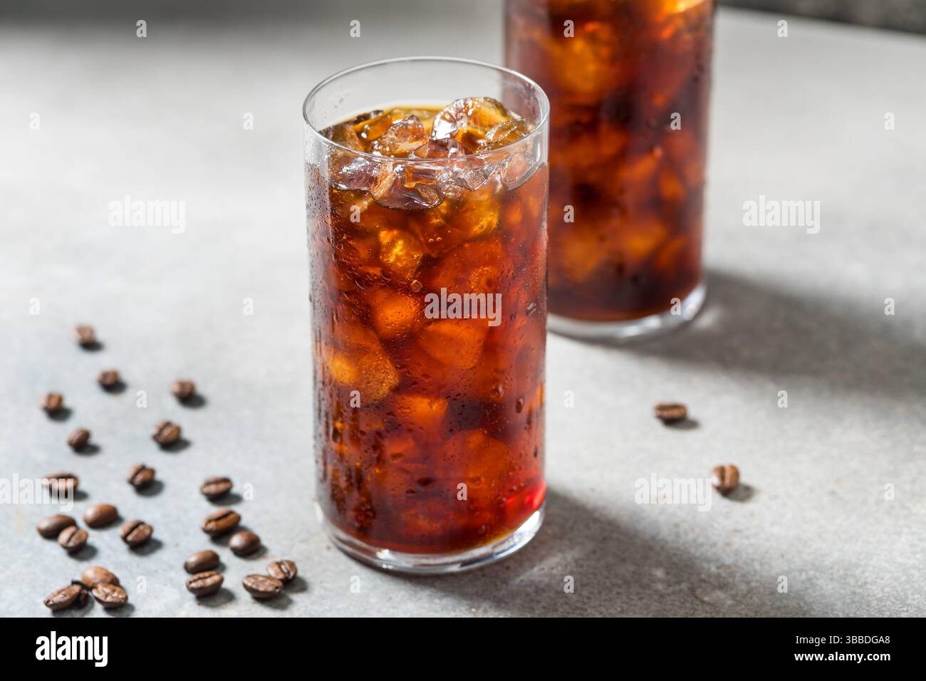 Kalt erfrischender eiskalter Cold Brew-Kaffee im Glas Stockfoto