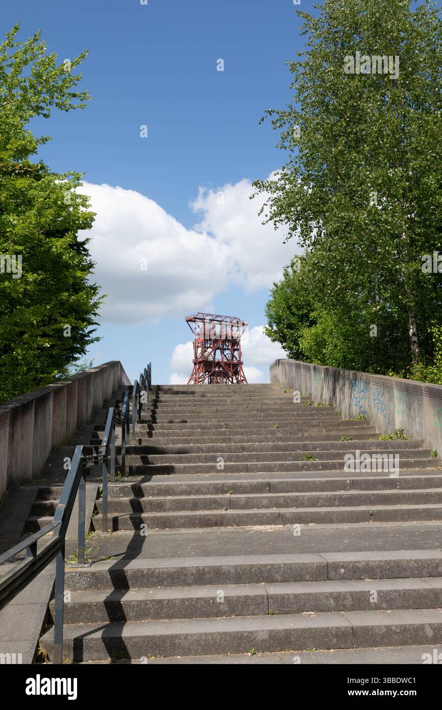 Treppe zum Consolpark mit Blick auf den Doppelstrebenturm über dem zentralen Wickelschacht 9 der Grube Consolidation in Gelsenkirchen-Bismarc Stockfoto