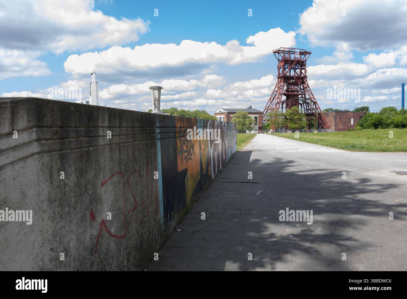 Treppe zum Consolpark mit Blick auf den Doppelstrebenturm über dem zentralen Wickelschacht 9 der Grube Consolidation in Gelsenkirchen-Bismarc Stockfoto