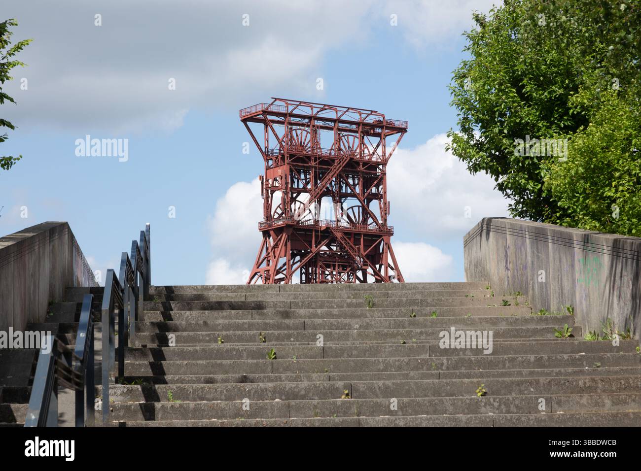 Treppe zum Consolpark mit Blick auf den Doppelstrebenturm über dem zentralen Wickelschacht 9 der Grube Consolidation in Gelsenkirchen-Bismarc Stockfoto