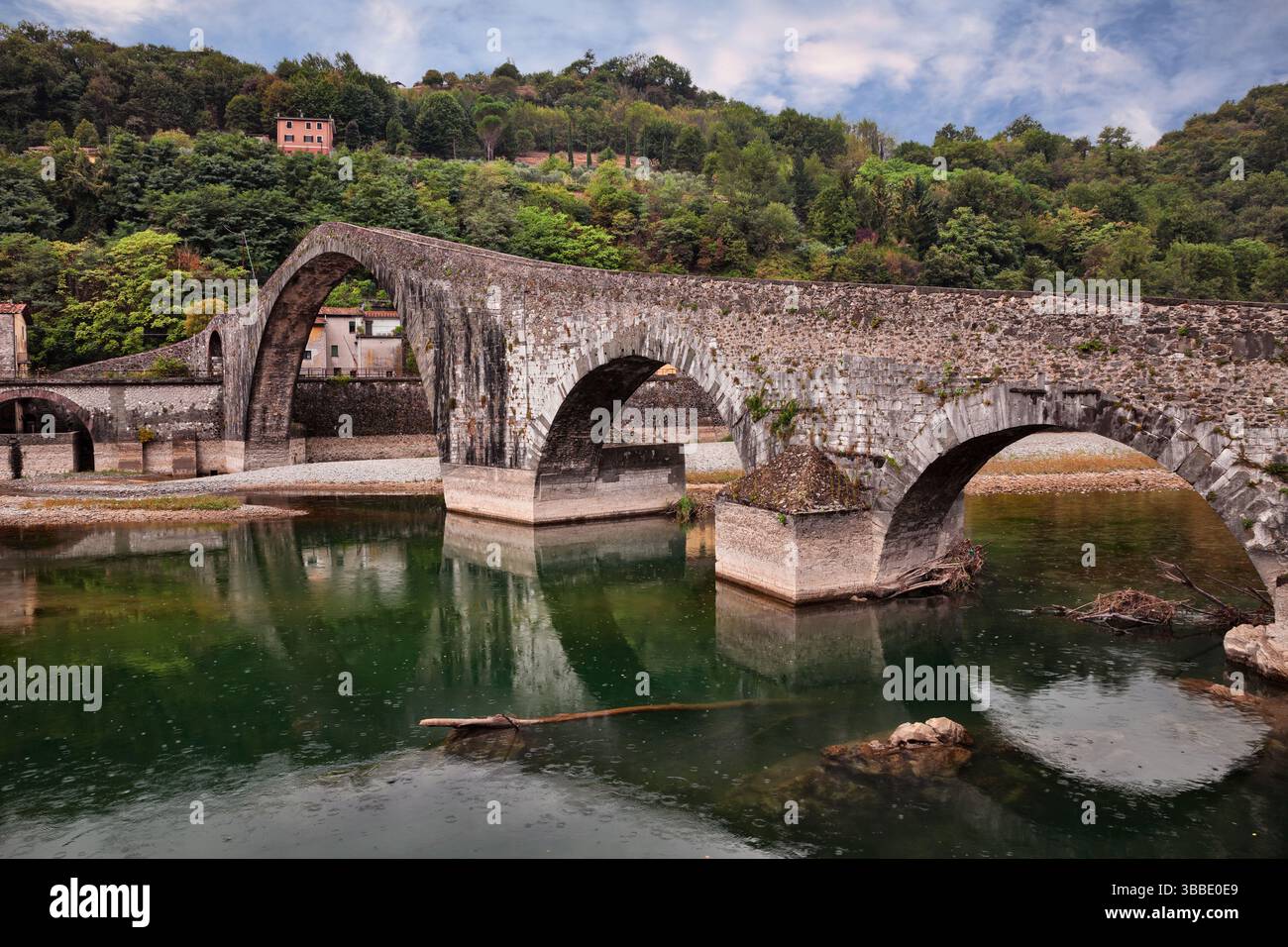 Borgo a Mozzano, Lucca, Toskana, Italien: Die mittelalterliche Ponte della Maddalena, bekannt als Brücke des Teufels, die den Fluss Serchio an der ancie überquert Stockfoto