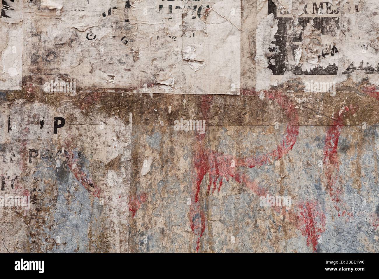Grunge gerissenes Poster auf rostigem Eisenblechhintergrund - Textur einer gerissenen Werbung auf einer alten Plakattafel Stockfoto