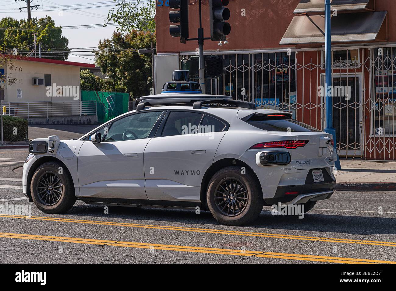 Los Angeles, CA, USA: 15. Mai 2025: Waymo, ein selbstfahrendes Auto, Fahrt den Santa Monica Boulevard in Los Angeles, CA. Stockfoto