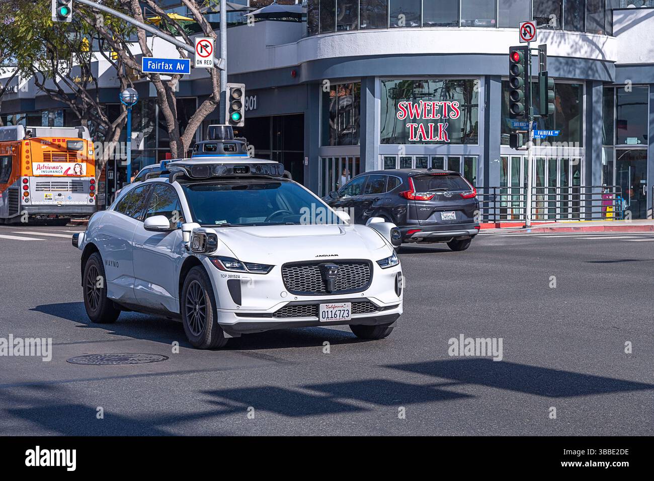 Los Angeles, CA, USA: 15. Mai 2025: Waymo, ein selbstfahrendes Auto, Fahrt den Santa Monica Boulevard in Los Angeles, CA. Stockfoto