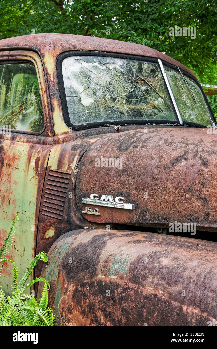 Alten rostigen aufgegeben vintage GMC 150 Farm pick up in einem Feld in ländlichen Hecht Straße Alabama geparkt. Stockfoto