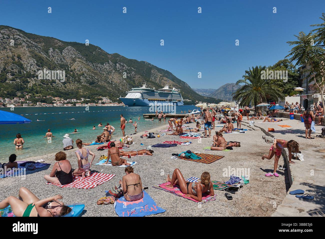 Überfüllter mediterraner Strand mit vielen Urlaubern Stockfoto