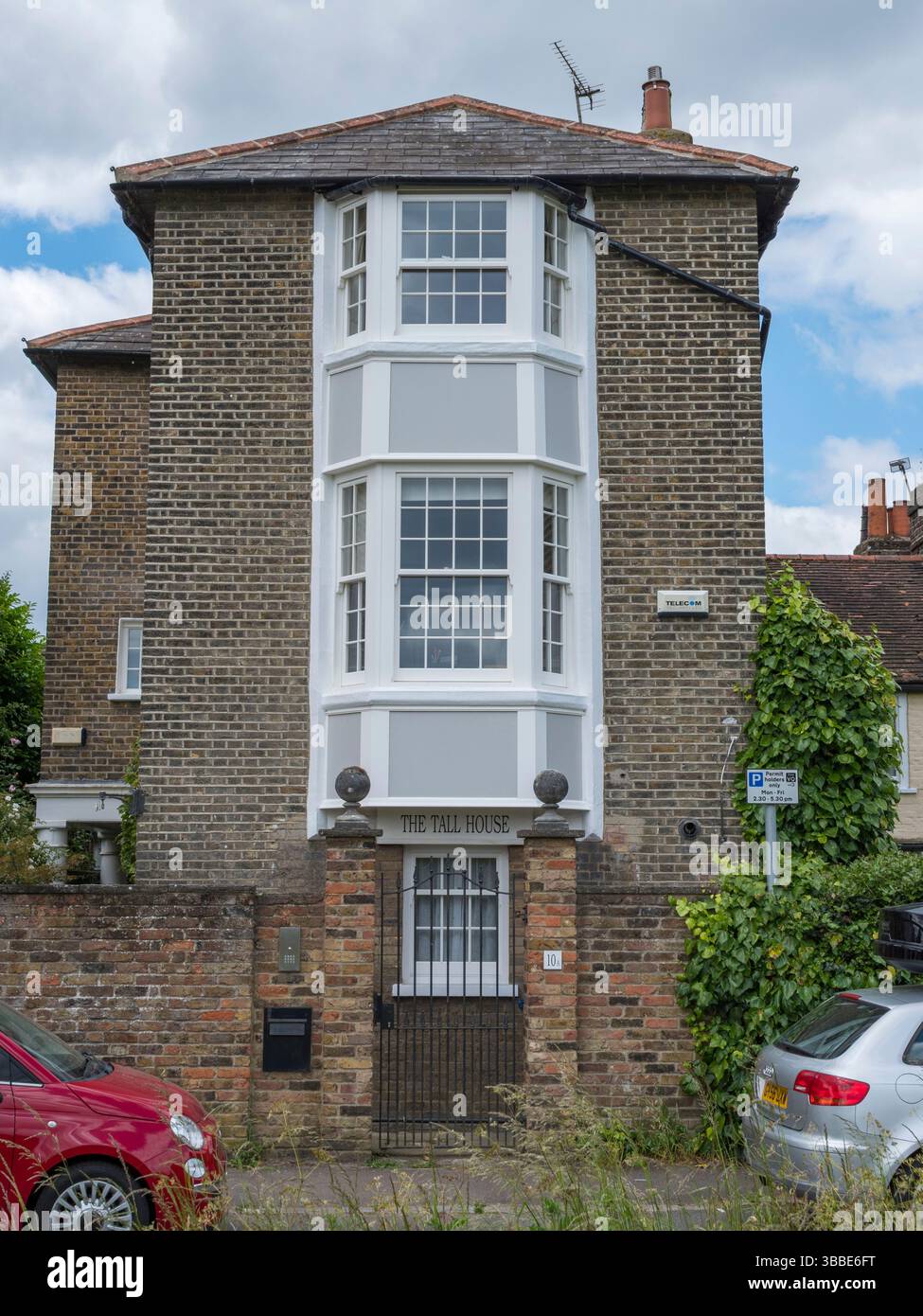 „The Tall House“, ein ungewöhnliches, dünnes Haus, das 2002 vom Architekten Terry Pawson entworfen wurde, West Place, Wimbledon, London, Großbritannien. Stockfoto