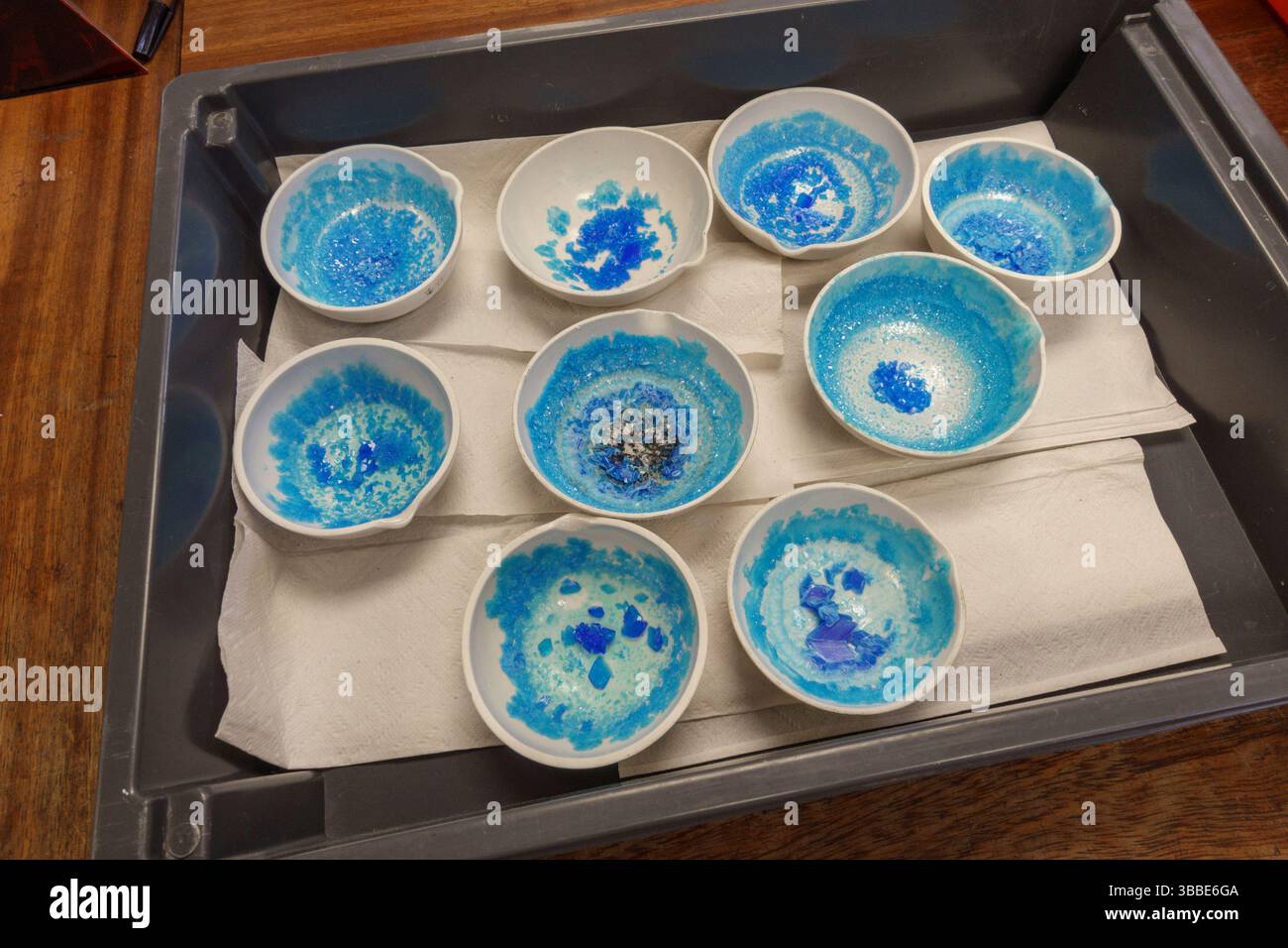 Eine Schale mit Kupfersulfatkristallen, die sich in Verdunstbecken bilden, Teil eines KS3-Wissenschaftsunterrichts in einer britischen Schule. Stockfoto