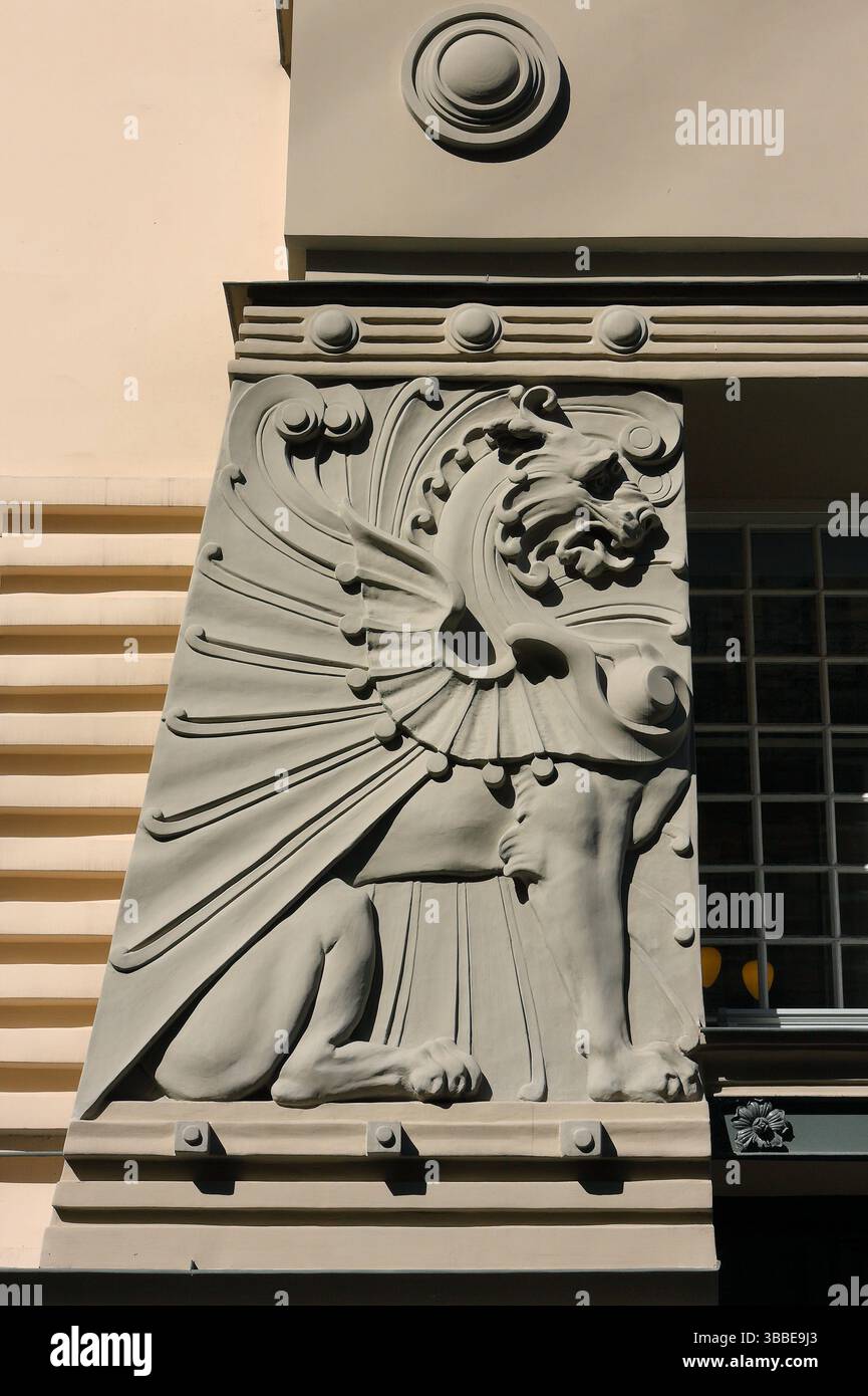 Lettland, Riga. Historisches Zentrum der Stadt - UNESCO-Weltkulturerbe Detail des deutschen Jungenstils - Jugendstilfassade. Stockfoto