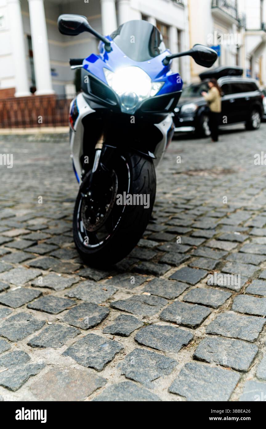 Blaues Motorrad auf Kopfsteinpflasterstraßen der Stadt. Motorradrennen. Geschwindigkeitsüberschreitung. Motorradreparatur. Reifenwechsel auf Biker-Motorrädern. Motorradunfall Stockfoto