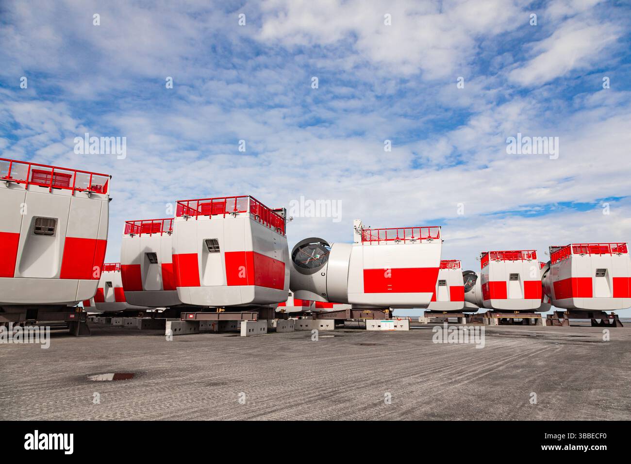 Das Seehafengebiet in der deutschen Stadt Cuxhaven mit Siemens Rotoren für Windturbinen. Stockfoto