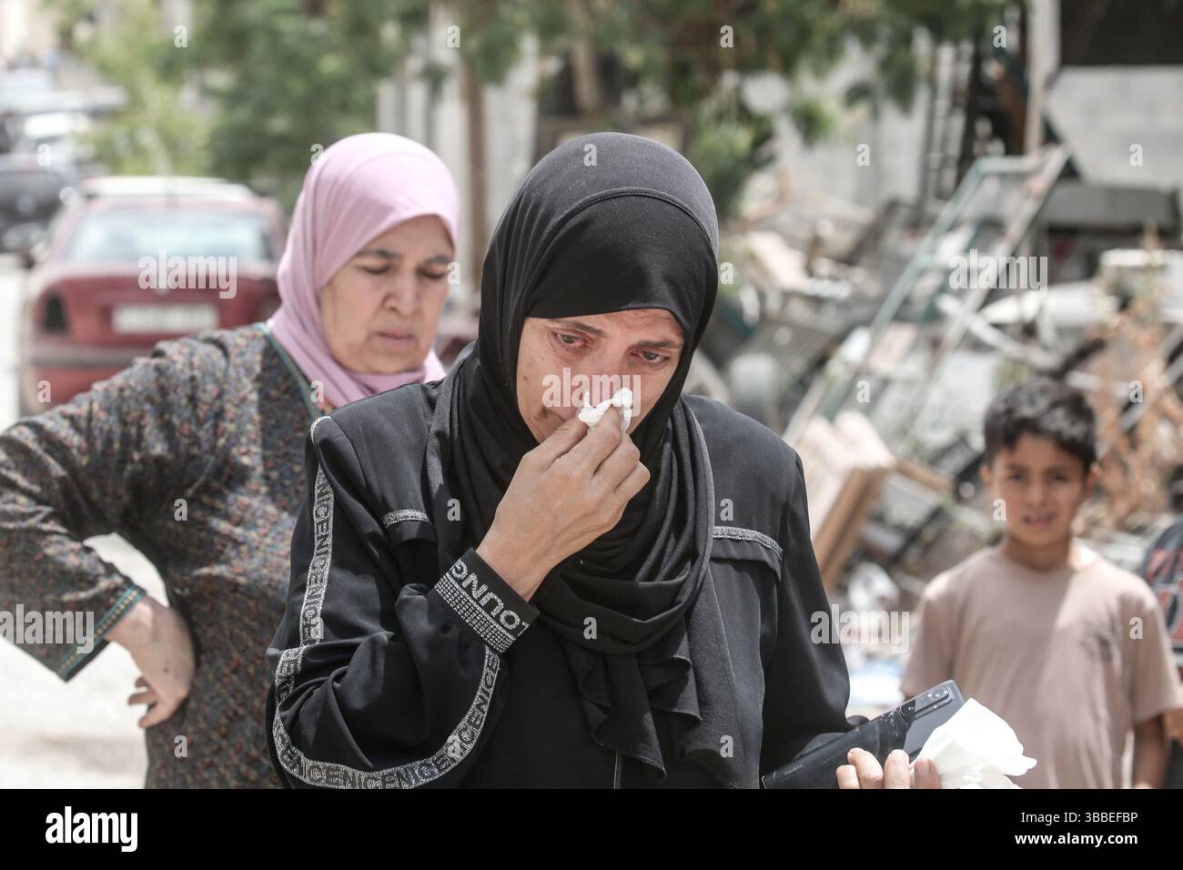 Nablus, Palästina. Mai 2025. Palästinensische Verwandte trauern während der Militäroperation. Die israelische Armee umzingelte ein Gebäude während einer Militäroperation, bei der fünf Palästinenser getötet wurden, die sich darin verbarrikadiert hatten. In der Stadt Tammun, nördlich des Jordantals im Westjordanland, brach ein Feuerwechsel zwischen Palästinensern und der israelischen Armee aus. Quelle: SOPA Images Limited/Alamy Live News Stockfoto