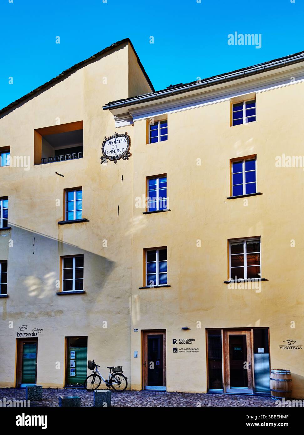 Gebäude im Schweizer Stil in Poschiavo, Schweiz, Europa Stockfoto